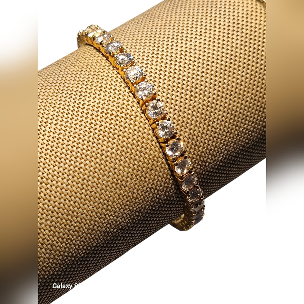 Elegant Gold Tone Tennis Braclete With Rhinestones.